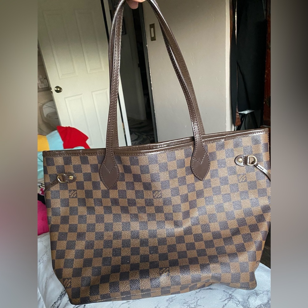 Shoulder bag.